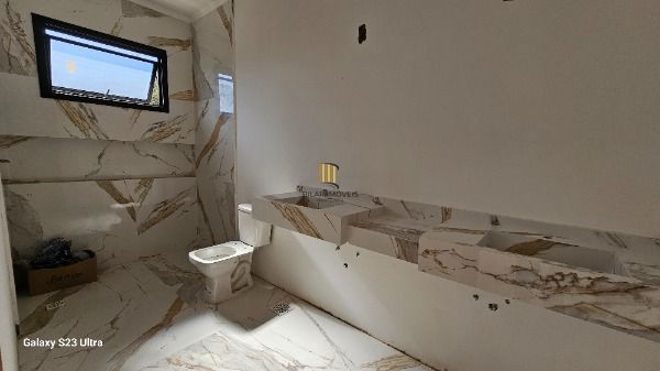 Casa em Porto Alegre, no bairro Ipanema, com 3 dormitório(s), e 3 banheiros, à venda.
