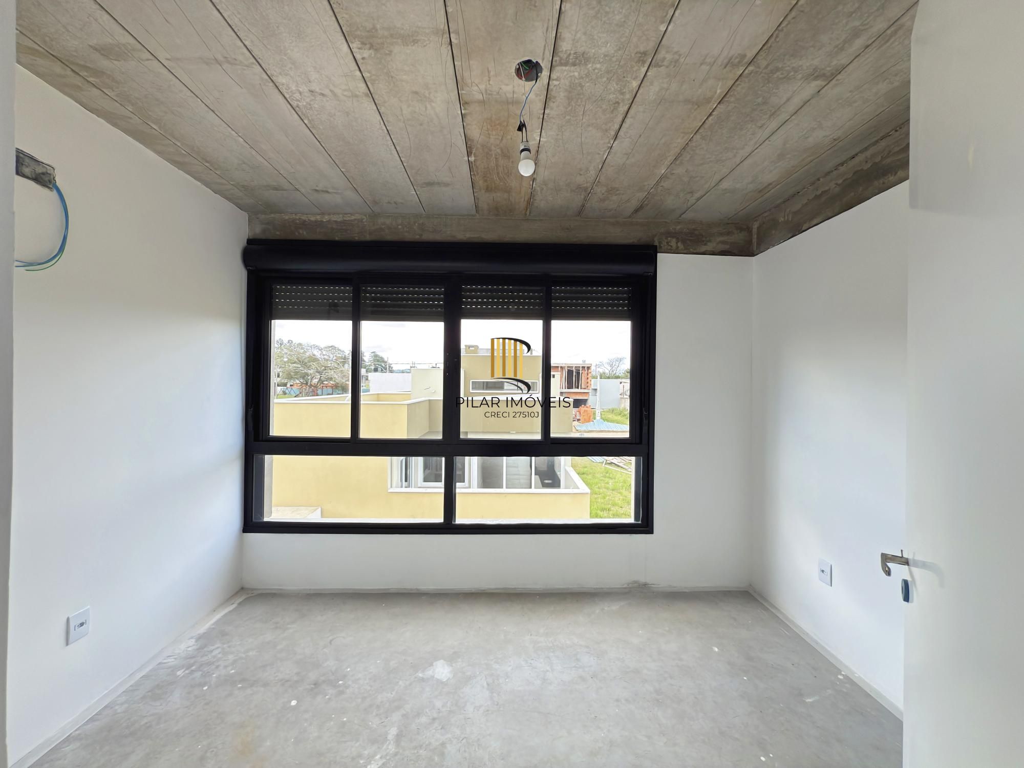 Sobrado em condomínio em Porto Alegre, no bairro Hípica, com 3 dormitórios.