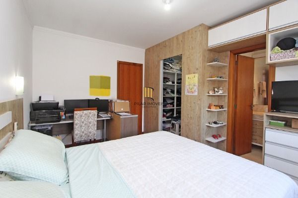 Ótima Casa com 3 dormitórios, semi mobiliada, pátio e vaga para carro.