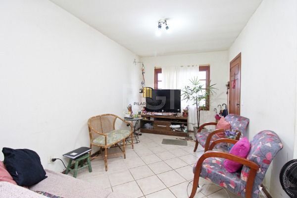 Casa em Porto Alegre, no bairro Hípica, com 2 dormitório(s), e 2 banheiros, à venda.