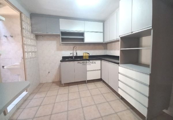 Casa em Porto Alegre, no bairro Ipanema, com 3 dormitório(s), e 3 banheiros, à venda.