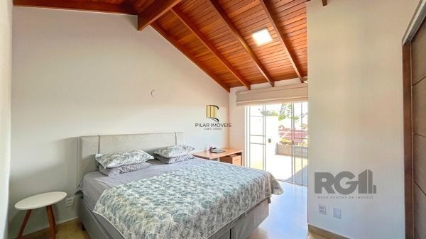 Casa em Porto Alegre, no bairro Guarujá, com 3 dormitório(s), e 3 banheiros, à venda.
