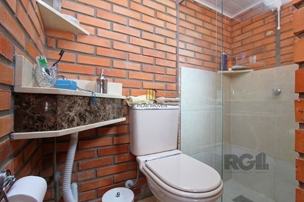 Casa em Porto Alegre, no bairro Guarujá, com 5 dormitório(s), e 5 banheiros, à venda.