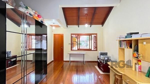 Casa em Porto Alegre, no bairro Tristeza, com 3 dormitório(s), e 3 banheiros, à venda.