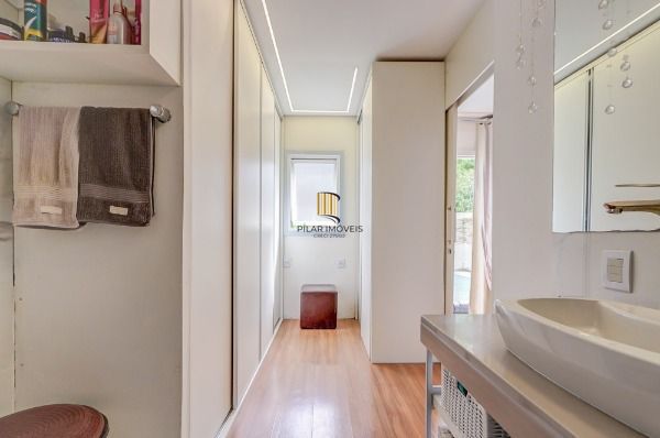 Casa em Porto Alegre, no bairro Tristeza, com 2 dormitório(s), e 2 banheiros, à venda.