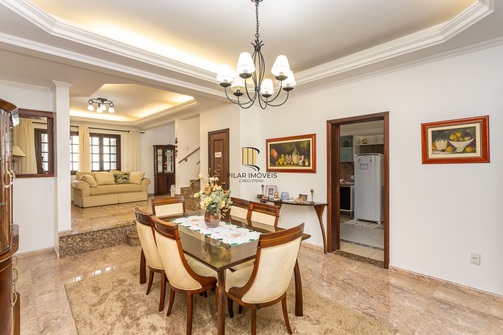 Casa de 272m², 4 dormitórios, 2 suítes e 4 vagas de garagem, no bairro Ipanema, próxima à orla do Guaíba.