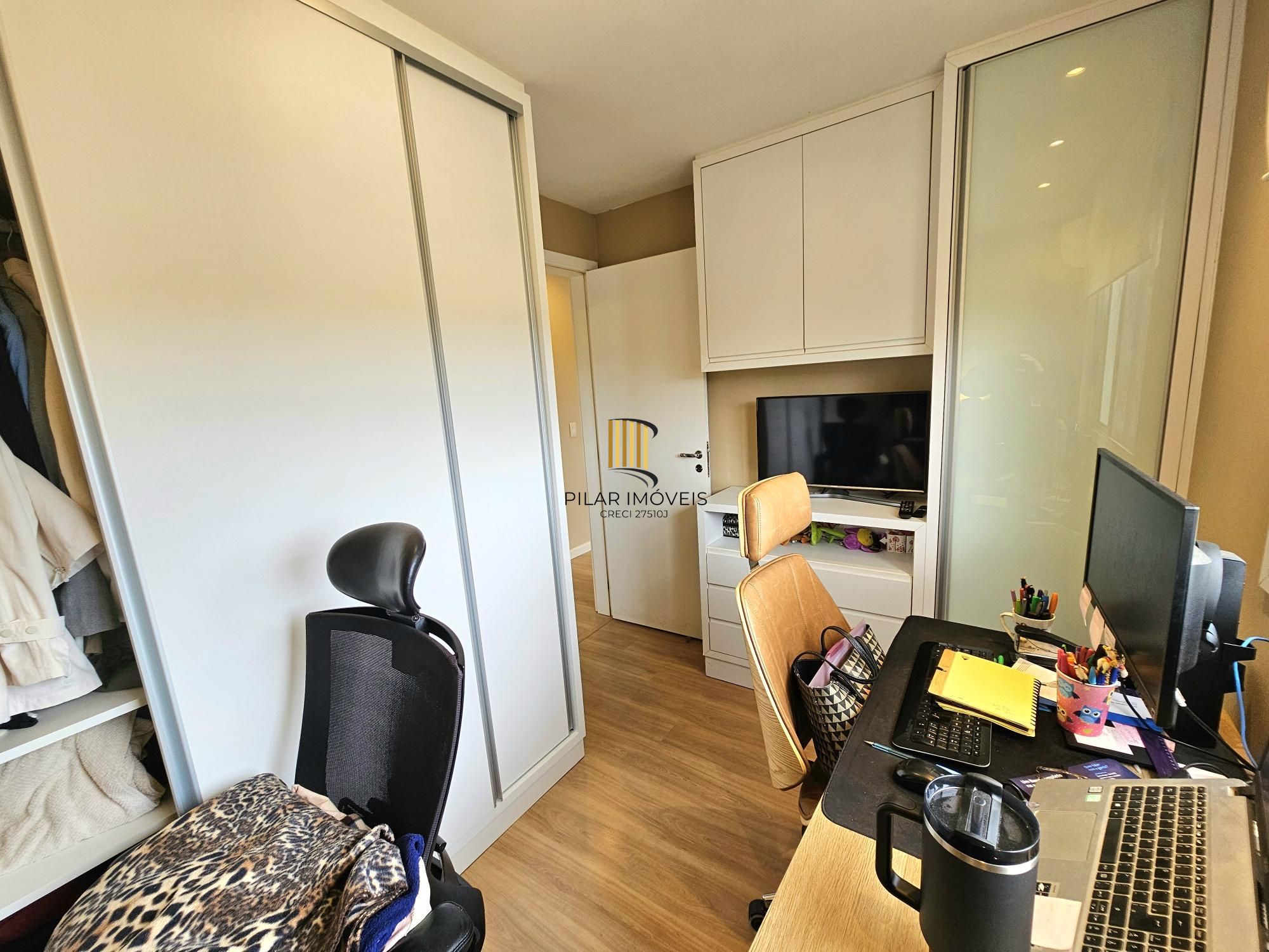 Lindo apartamento 2 dorm com suite e churrasqueira no bairro Cristal!