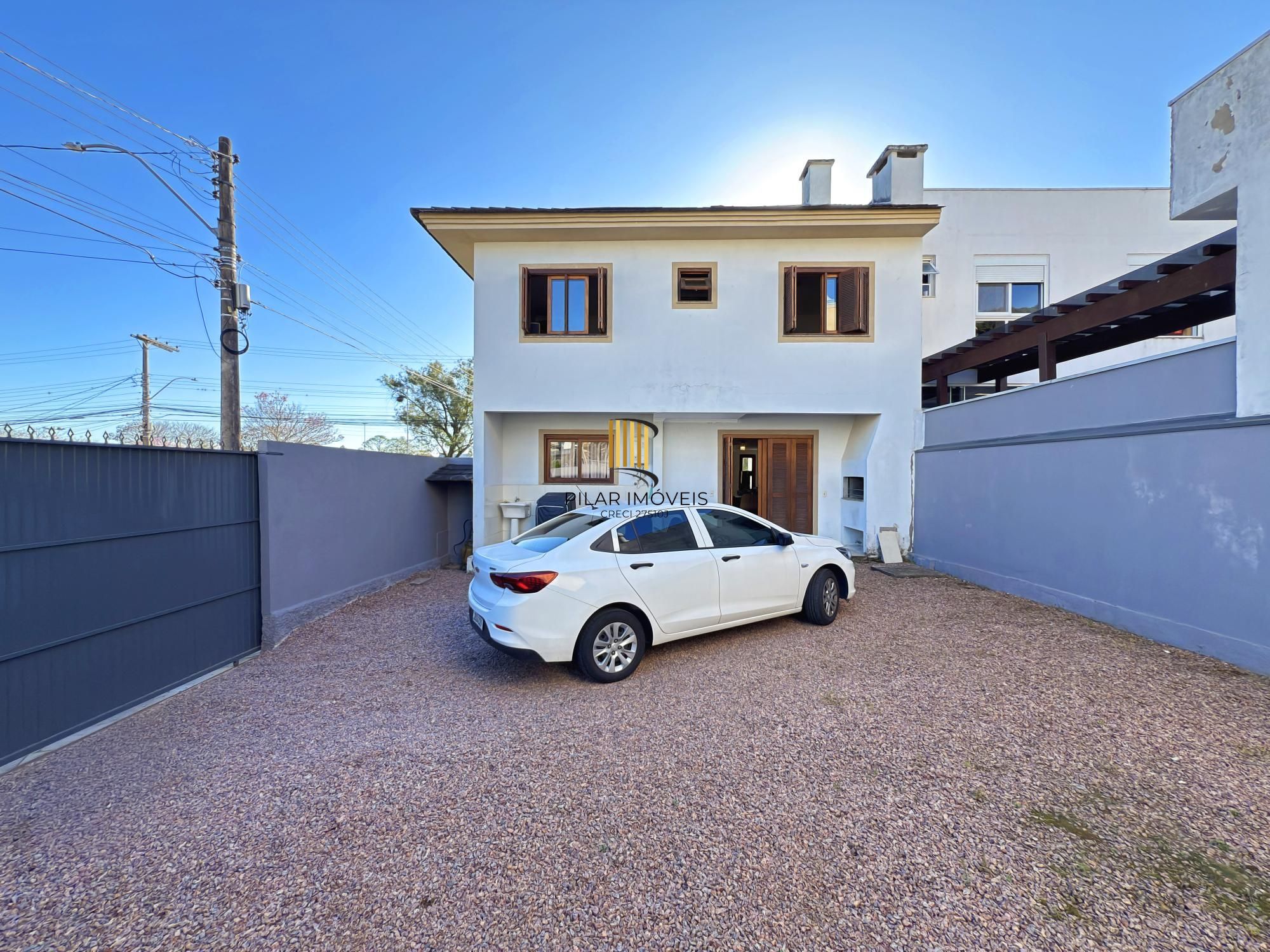 Sobrado a venda no Bairro Hipica de Porto alegre com 04 dormitórios sendo 01 suite