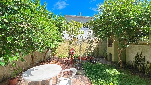 Casa em Porto Alegre, no bairro Hípica, com 3 dormitório(s), e 2 banheiros, à venda.