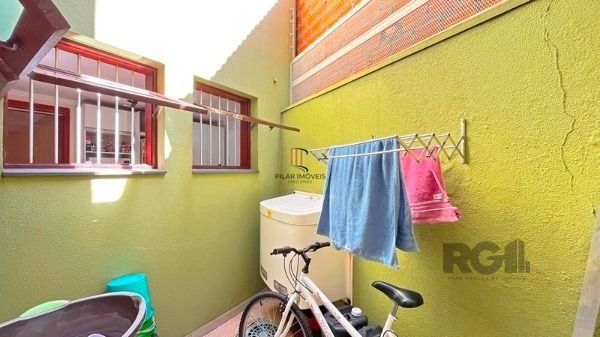 Sobrado 4 dormitórios no bairro Camaquã