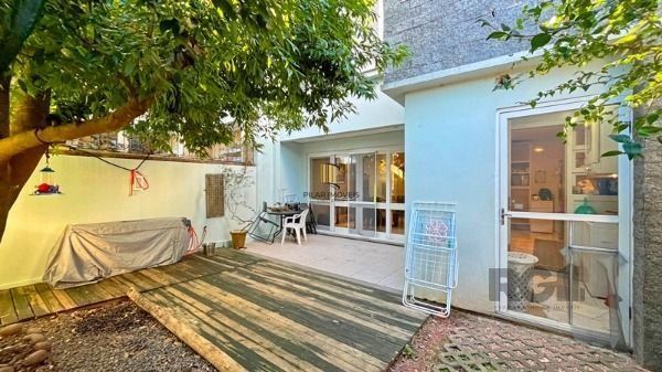 Casa em Porto Alegre, no bairro Hípica, com 3 dormitório(s), e 3 banheiros, à venda.
