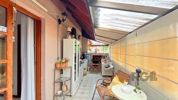 Casa em Porto Alegre, no bairro Guarujá, com 3 dormitório(s), e 3 banheiros, à venda.