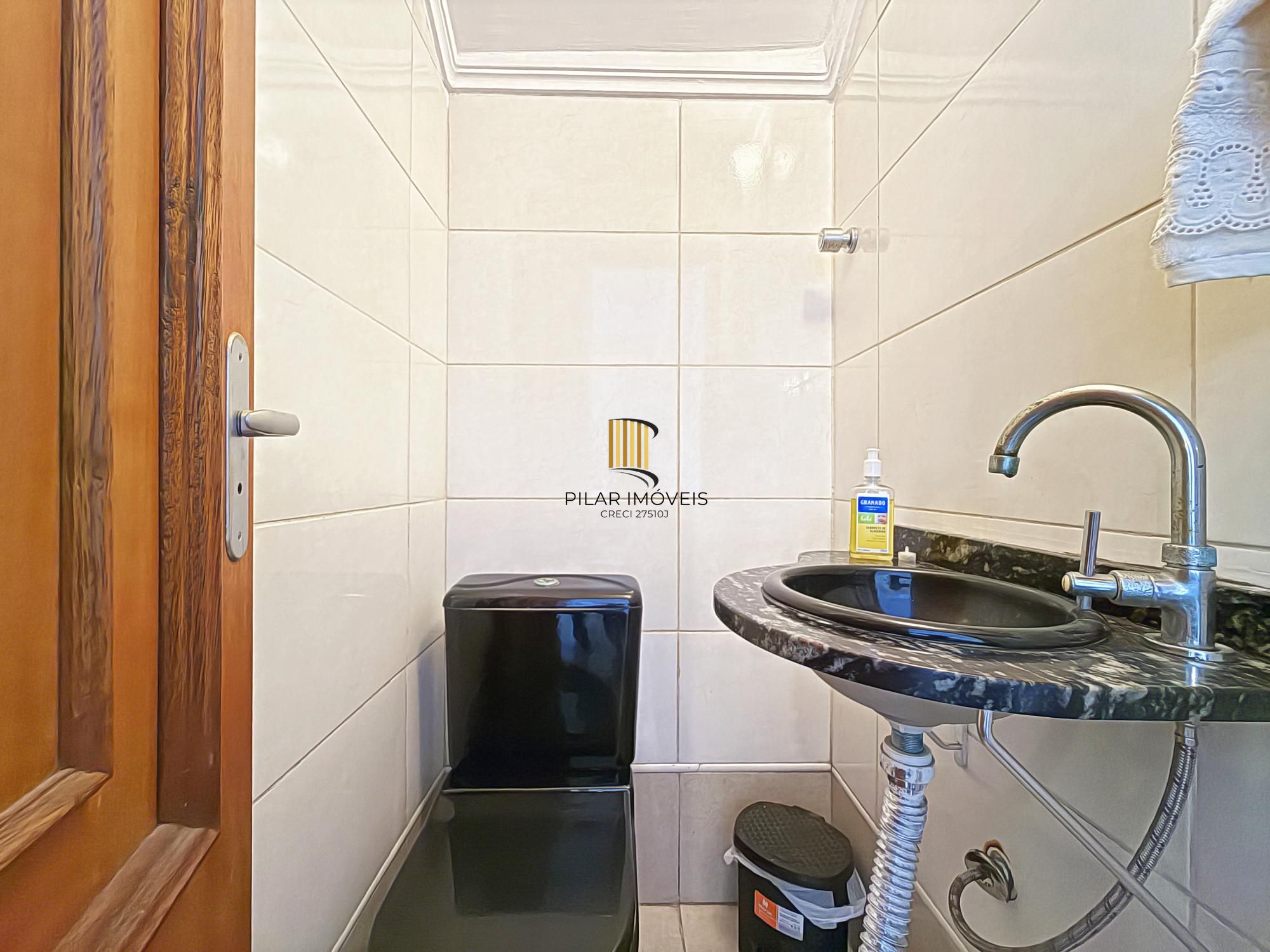 Sobrado a venda no Bairro Hipica de Porto alegre com 04 dormitórios sendo 01 suite