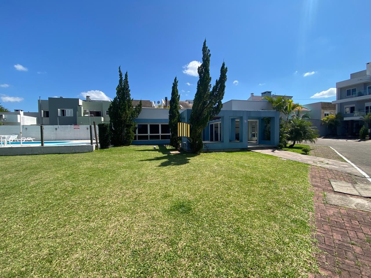 Casa em condomínio semimobiliada, no Lagos de Nova Ipanema