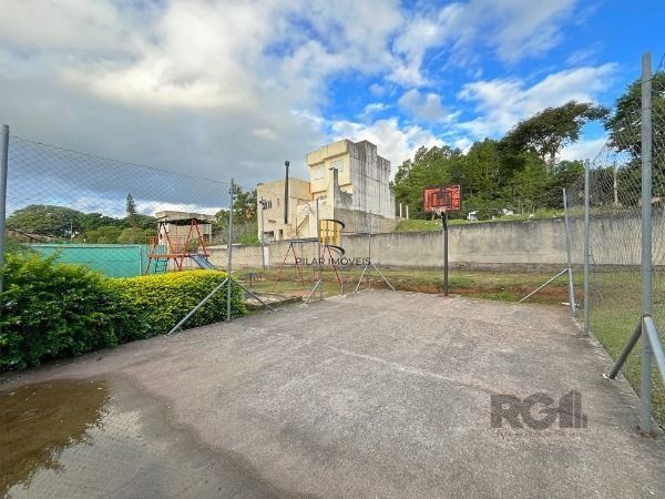 Casa em Porto Alegre, no bairro Campo Novo, com 3 dormitório(s), e 3 banheiros, à venda.