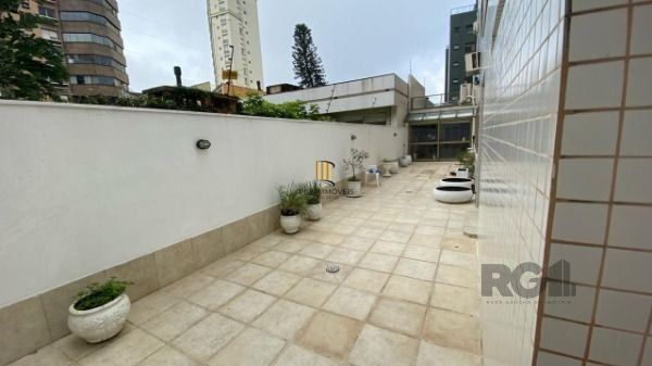 Apartamento em Porto Alegre, no bairro Auxiliadora, com 4 dormitório(s), e 4 banheiros, à venda.