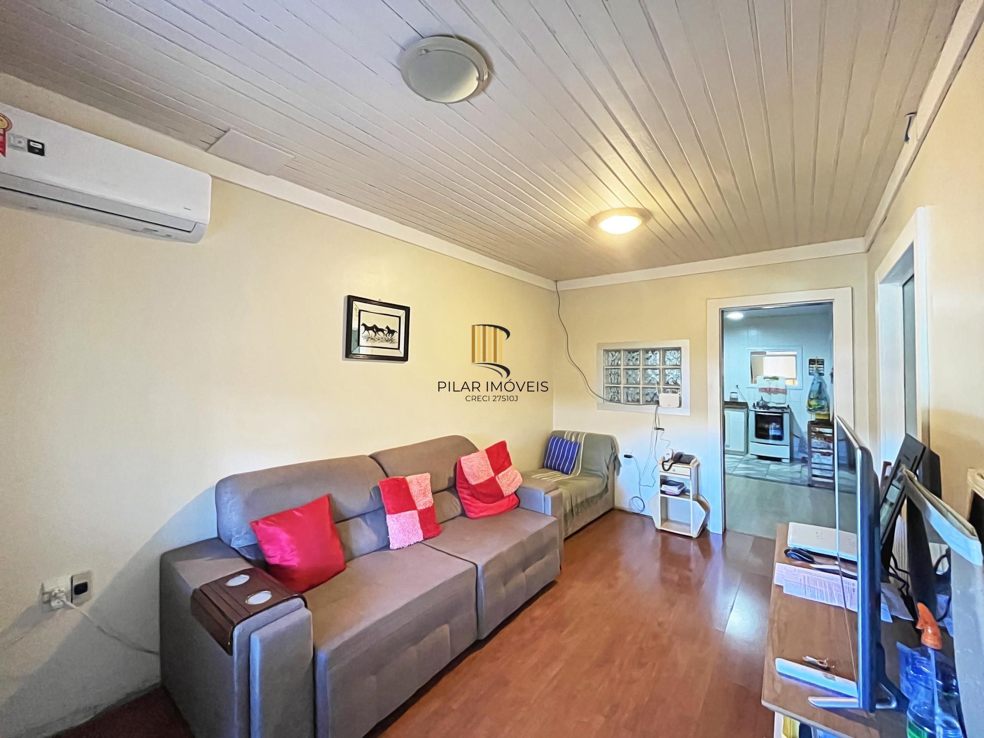 Ótima casa 2 dormitórios, 2 vagas, em rua calma no bairro.