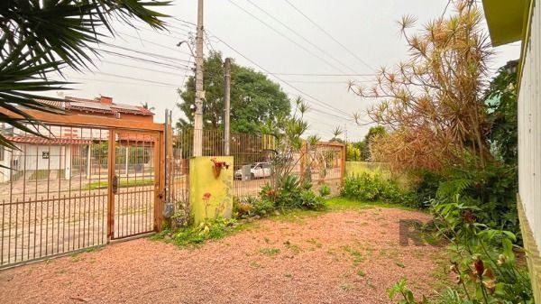 Casa em Porto Alegre, no bairro Ipanema, com 4 dormitório(s), e 4 banheiros, à venda.