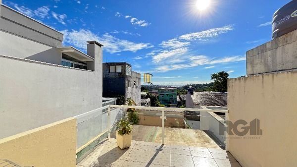 Casa Condominio em Porto Alegre, no bairro Vila Nova, com 3 dormitório(s), e 3 banheiros, à venda.