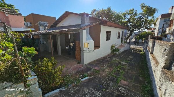 Casa em Porto Alegre, no bairro Tristeza, com 3 dormitório(s), e 3 banheiros, à venda.
