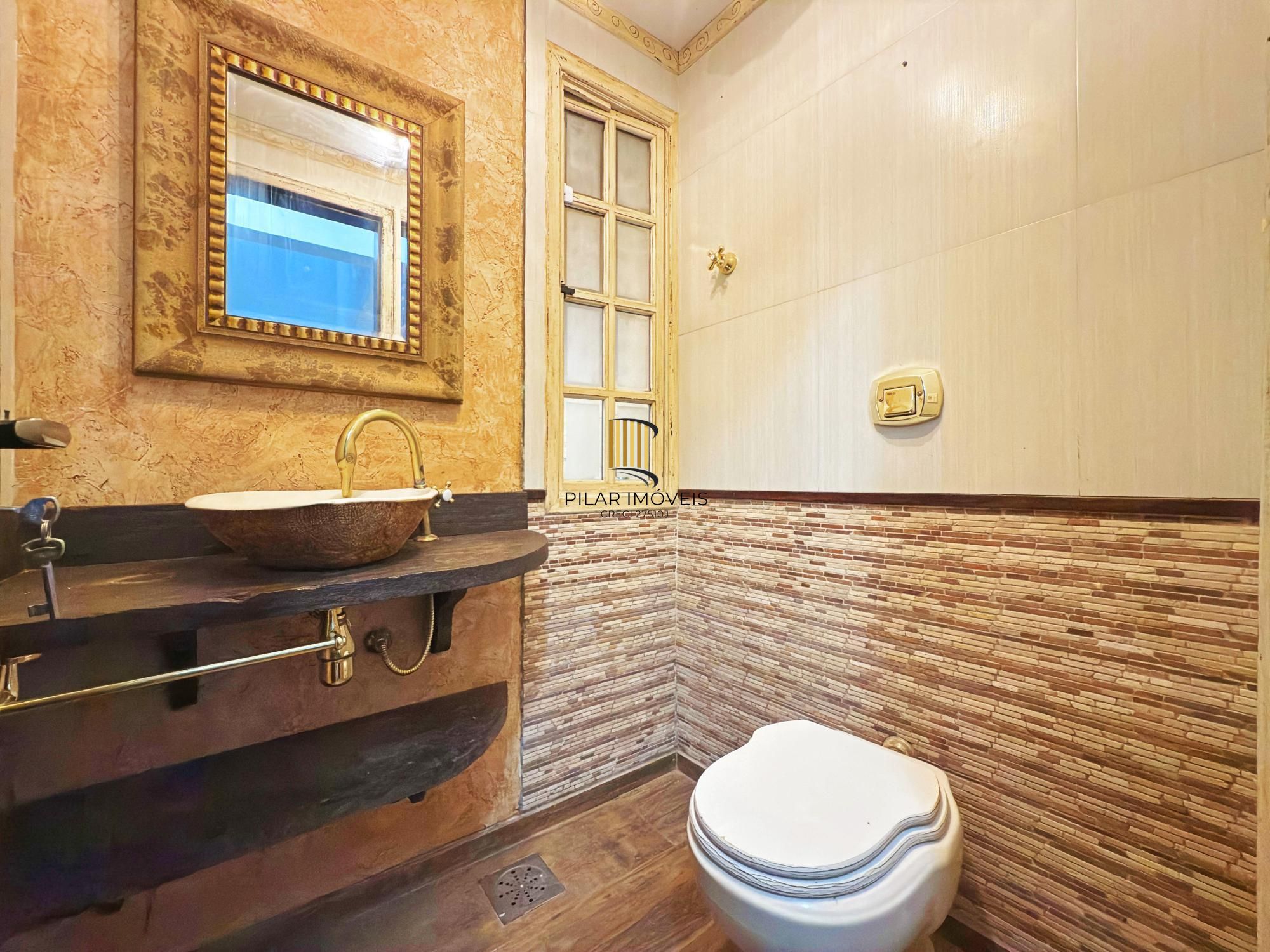 Residência á venda no bairro Guarujá com 2 dormitórios.