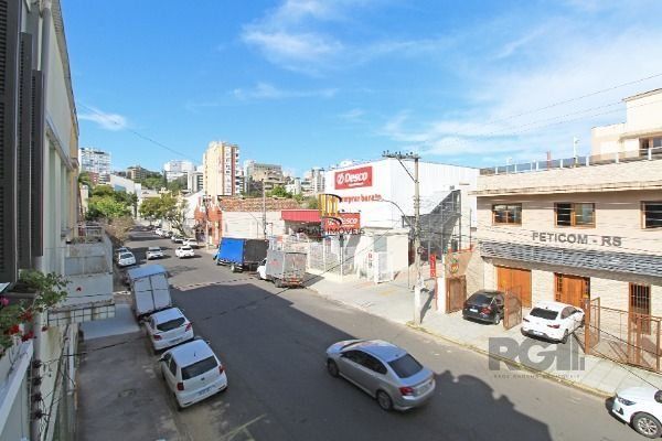 Casa em Porto Alegre, no bairro Floresta, com 3 dormitório(s), e 3 banheiros, à venda.