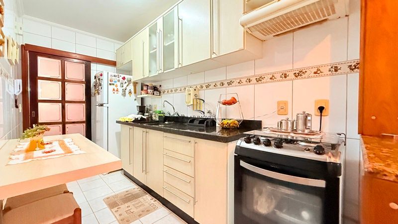 Impecável apartamento com 3 dormitórios , 3 banheiros , 2 vagas cobertas , com 120 m² privativos.
