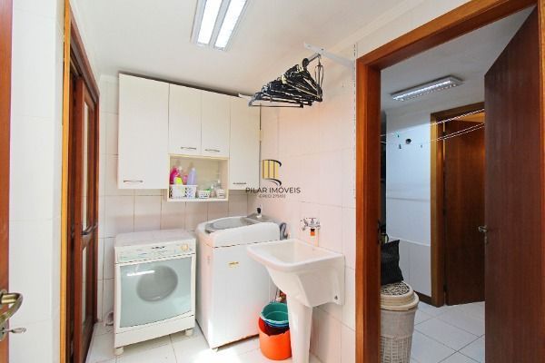Casa Condominio em Porto Alegre, no bairro Cristal, com 4 dormitório(s), e 4 banheiros, à venda.