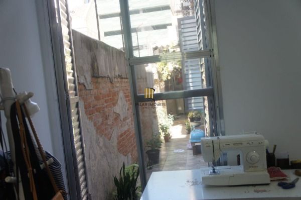 Apartamento em Porto Alegre, no bairro Centro Histórico, com 2 dormitório(s), e 2 banheiros, à venda.