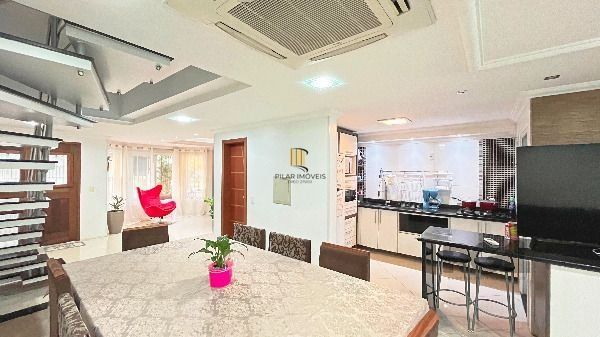 Casa em Porto Alegre, no bairro Hípica, com 3 dormitório(s), e 3 banheiros, à venda.