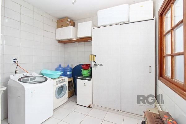 Sobrado em Porto Alegre, no bairro Vila Nova, com 3 dormitório(s), e 3 banheiros, à venda.