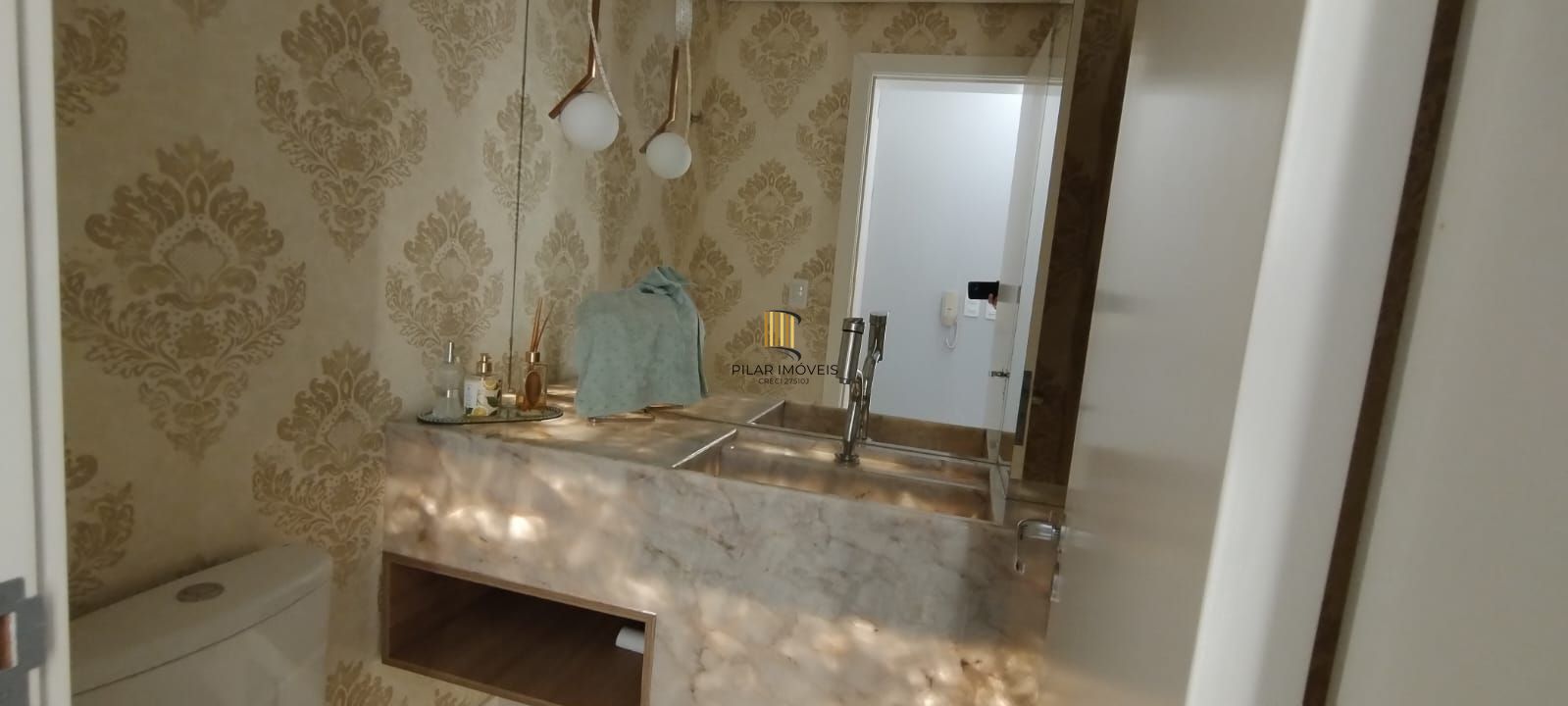 Casa térrea em condomínio fechado com 3 suítes, mobiliada, pátio , 168 m² privativos