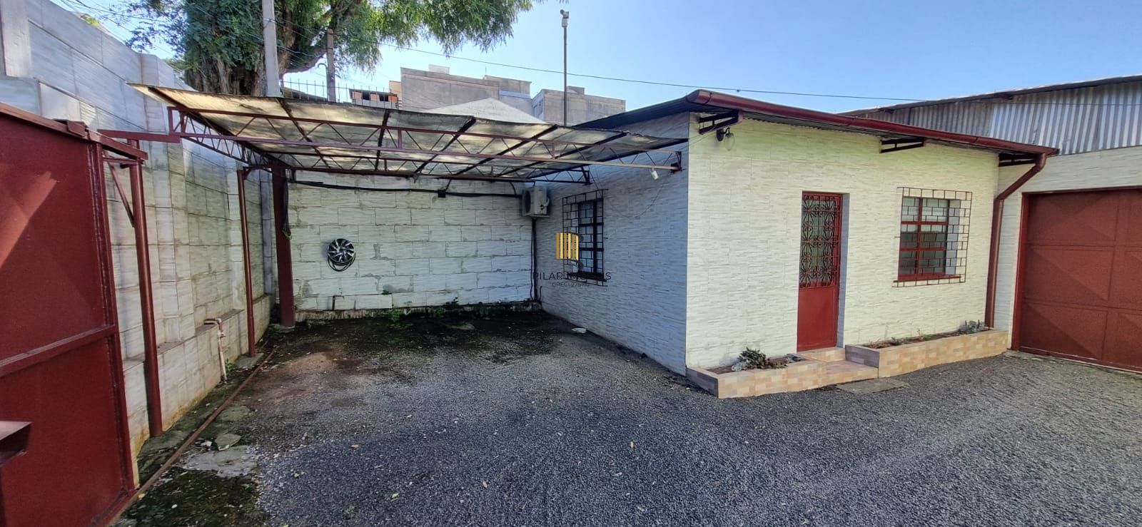 Casa com pavilhão