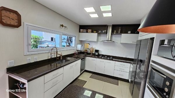 Casa em Porto Alegre, no bairro Hípica, com 3 dormitório(s), e 3 banheiros, à venda.