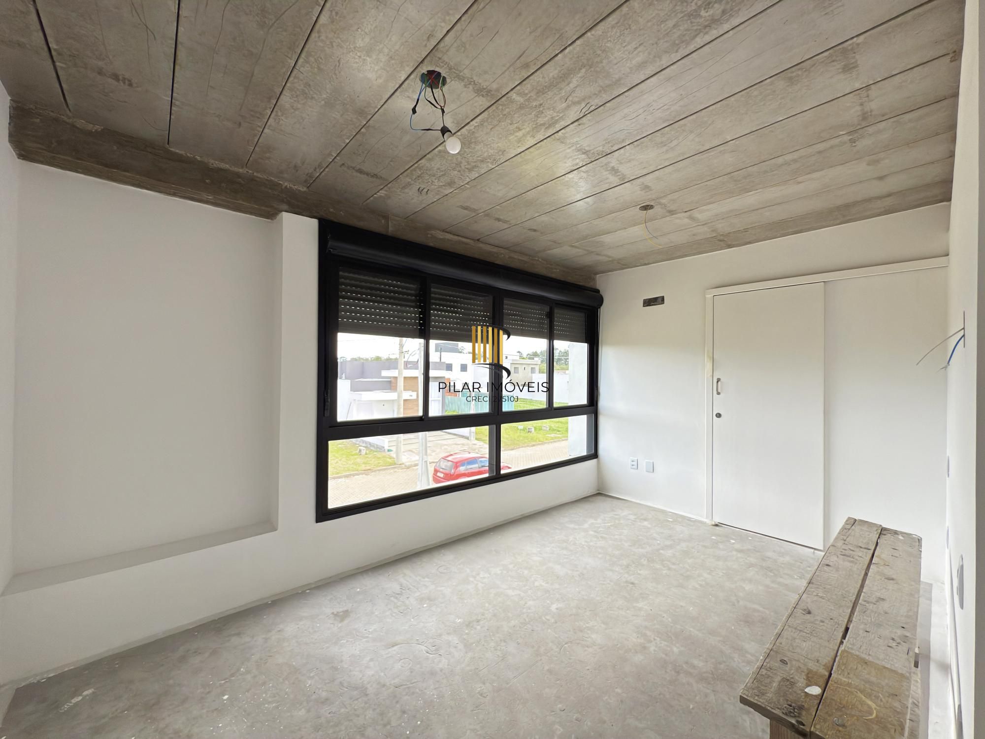 Sobrado em condomínio em Porto Alegre, no bairro Hípica, com 3 dormitórios.