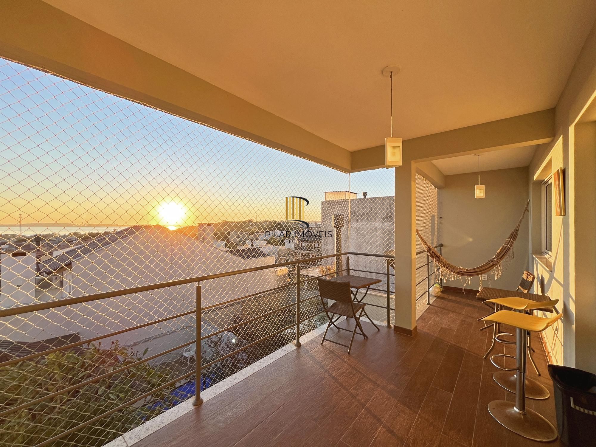 Casa para Venda - 270m², 3 dormitórios, sendo 1 suites, 2 vagas - Guarujá
