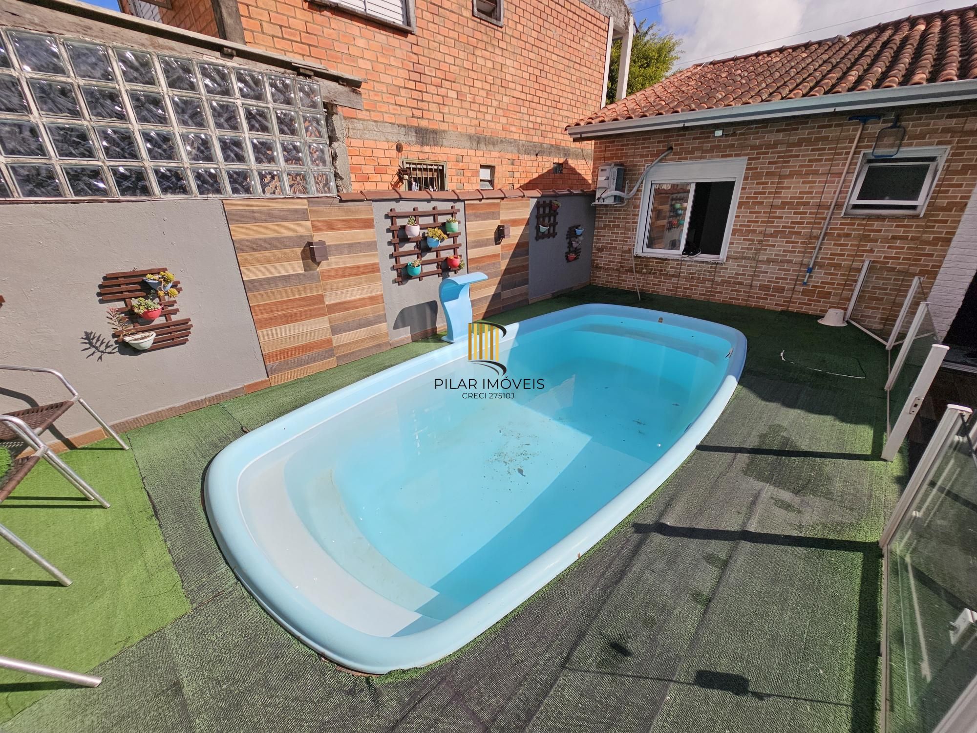 Casa com piscina e salão de festas na Rua Capitão Pedroso bairro Restinga zona sul de Porto Alegre !