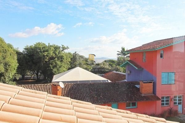 Casa em Porto Alegre, no bairro Ipanema, com 4 dormitório(s), e 4 banheiros, à venda.