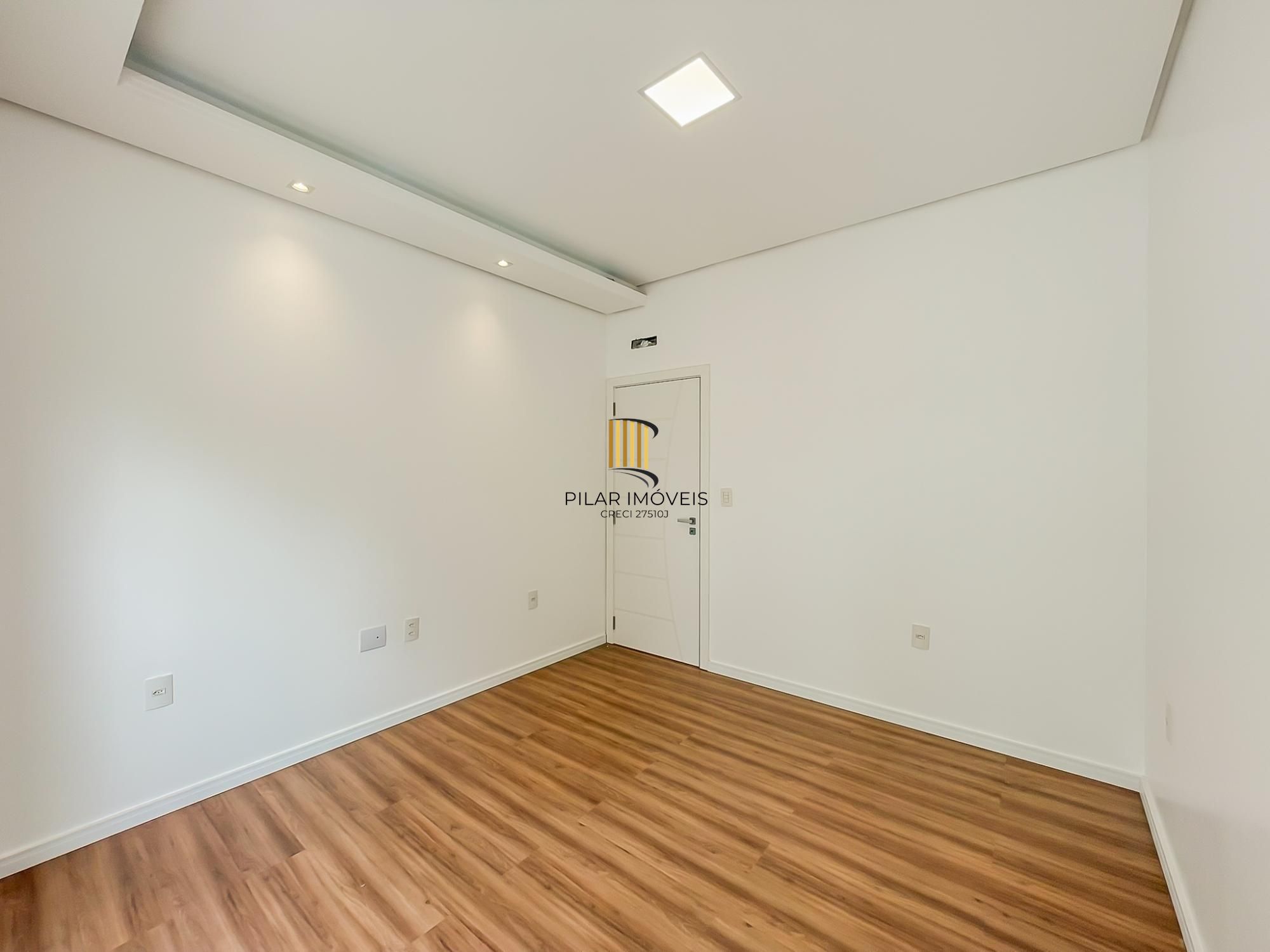 Casa ampla com piscina e suíte diferenciada em condomínio no Lagos de Ipanema zona Sul de Porto Alegre !