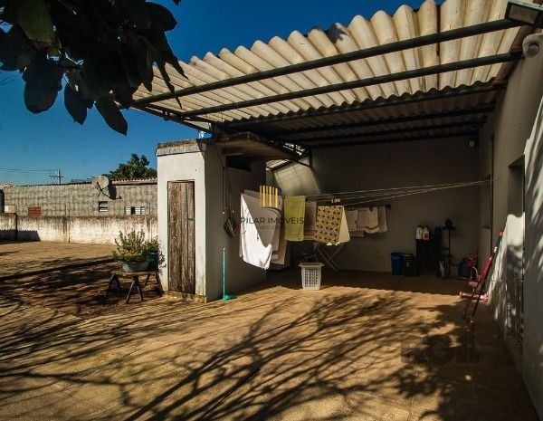 Casa em Porto Alegre, no bairro Vila Nova, com 6 dormitório(s), e 6 banheiros, à venda.