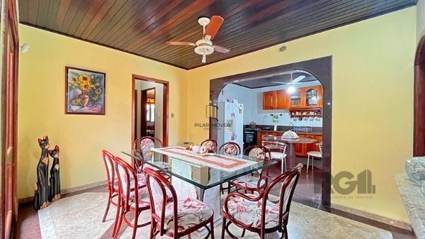 Casa em Porto Alegre, no bairro Guarujá, com 5 dormitório(s), e 5 banheiros, à venda.