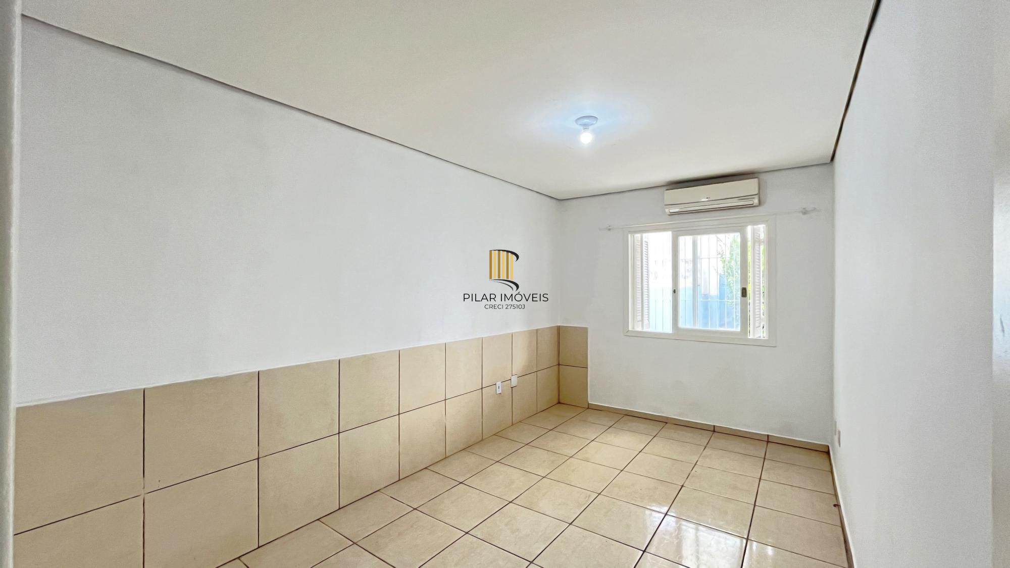 Casa em Porto Alegre, no bairro Hípica, com 2 dormitório(s), e 2 banheiros, à venda.