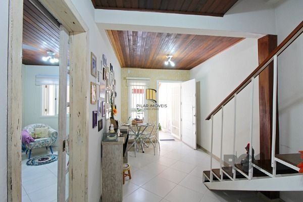 Casa em Porto Alegre, no bairro Serraria, com 3 dormitório(s), e 3 banheiros, à venda.