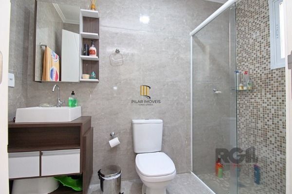 Casa em Porto Alegre, no bairro Ipanema, com 4 dormitório(s), e 4 banheiros, à venda.