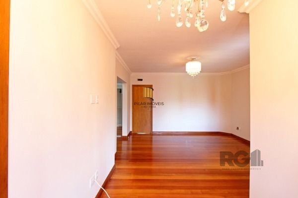 Casa em Porto Alegre, no bairro Hípica, com 3 dormitório(s), e 3 banheiros, à venda.