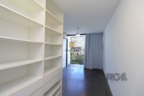 Casa em Porto Alegre, no bairro Guarujá, com 2 dormitório(s), e 2 banheiros, à venda.
