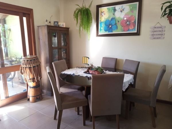 Casa em Porto Alegre, no bairro Teresópolis, com 2 dormitório(s), e 2 banheiros, à venda.