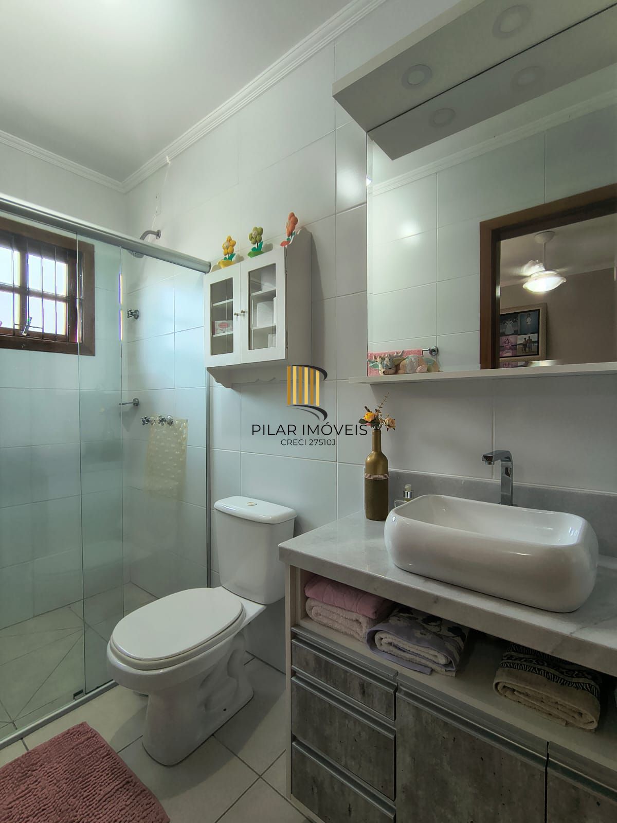 Otimo sobrado com 2 suites no bairro Guaruja