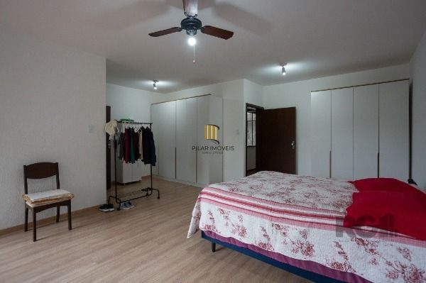 Casa em Porto Alegre, no bairro Medianeira, com 5 dormitório(s), e 5 banheiros, à venda.
