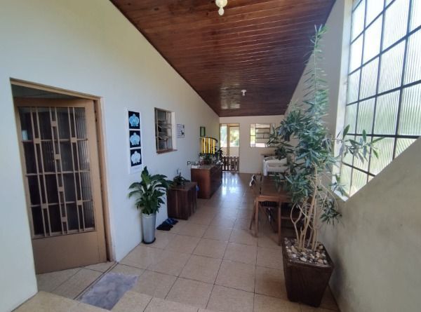 Casa em Porto Alegre, no bairro Vila Nova, com 2 dormitório(s), e 2 banheiros, à venda.